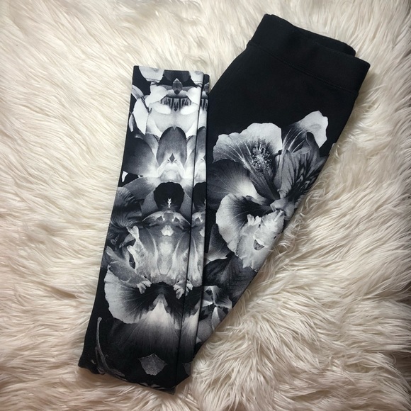Express Pants - Flower patterned leggings Express Pants - Flower patterned leggings